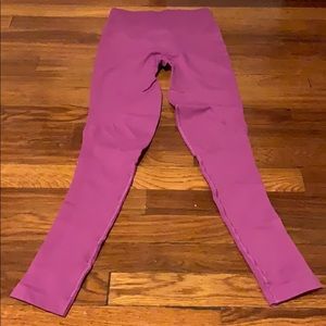 Lululemon Capri magenta tights (size 6)